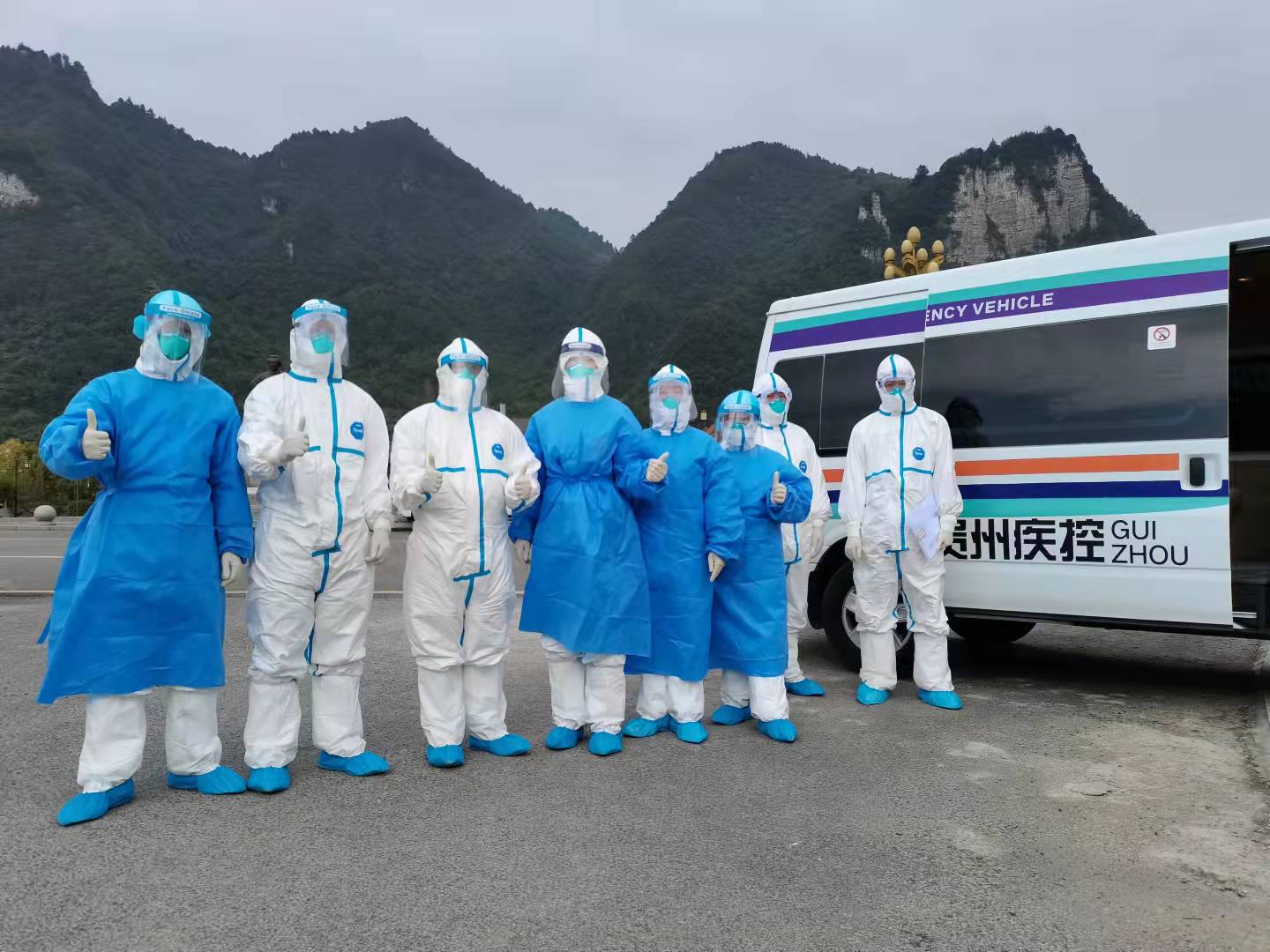 左三谯瑞,右三张余